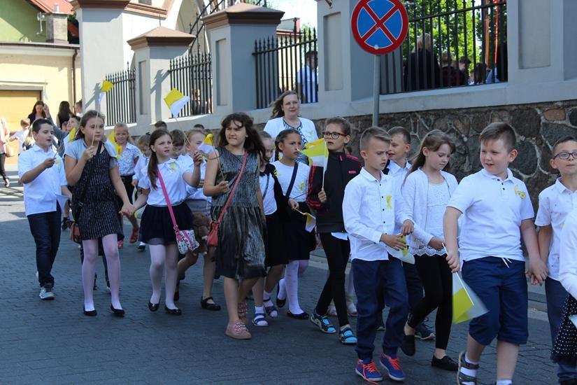 Zdj. nr. 32. Święto Patrona Szkoły Podstawowej nr 5 w Lipnie – św. Jana Pawła II