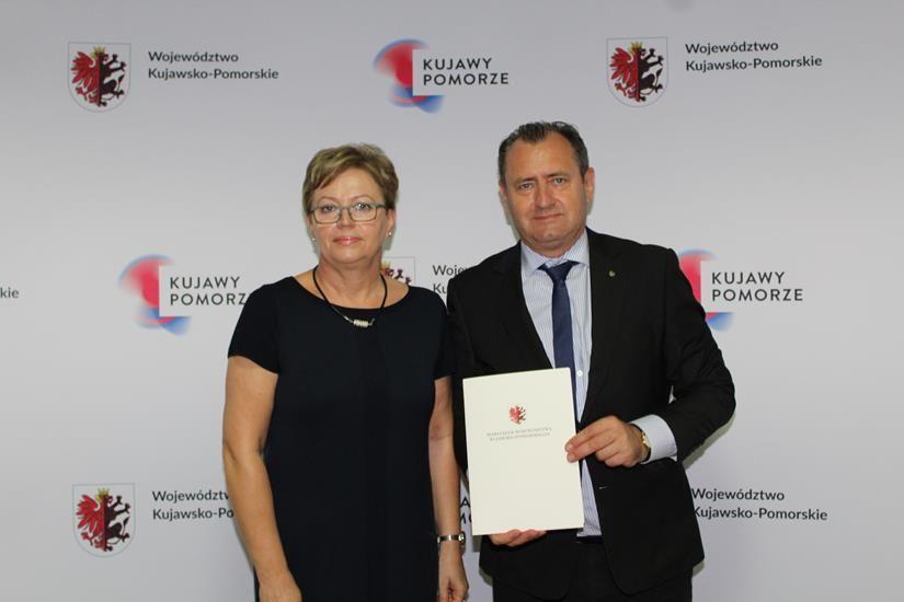 Zdj. nr. 1. Podpisanie umowy na termomodernizację Szkoły Podstawowej nr 3 w Lipnie