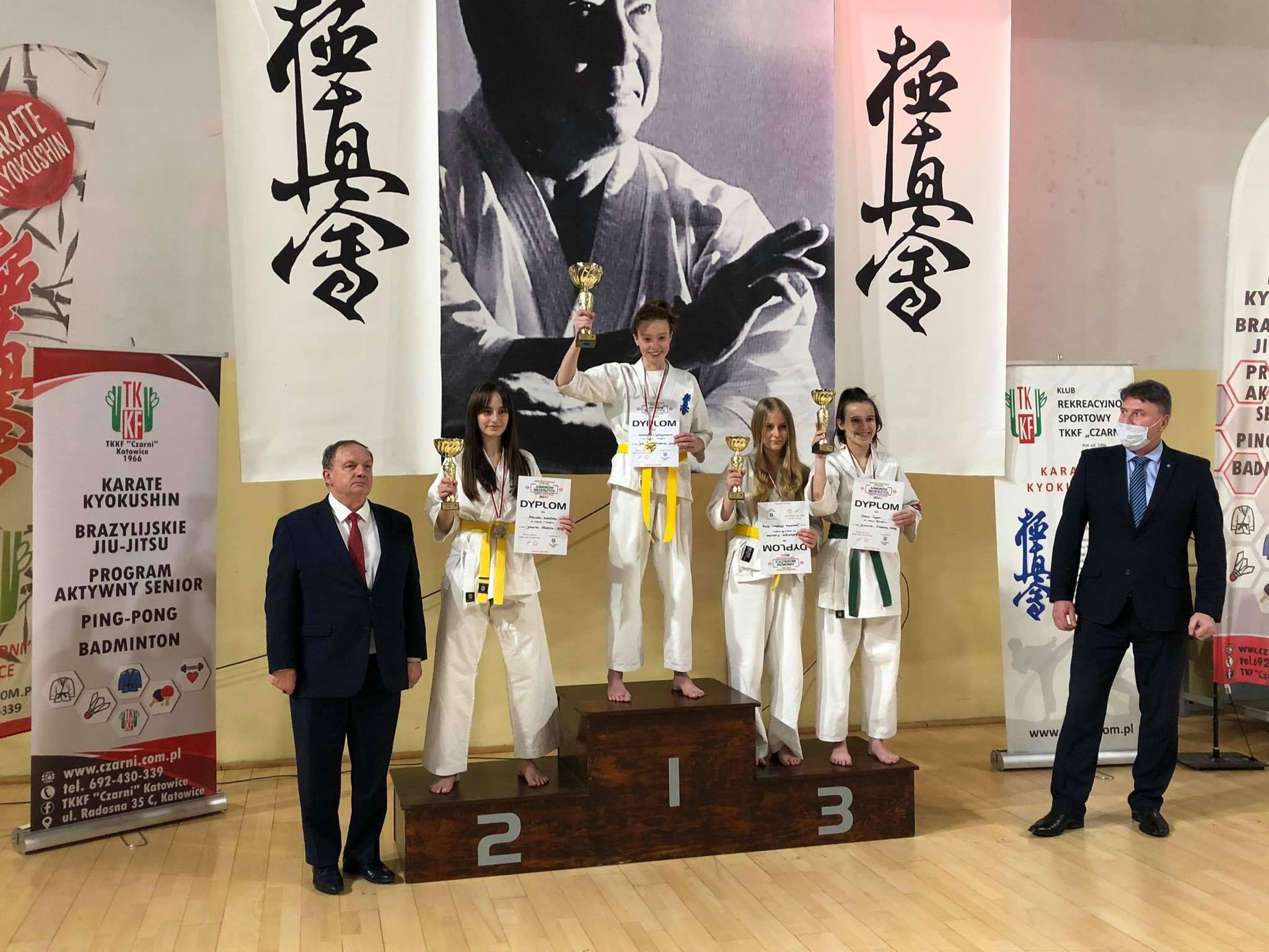 Zawodnicy na podium, przy  podium prezes Polskiego Związku Karate Pan Maciej Sokołowski oraz sekretarz generalny europejskiej organizacji Kyokushin Word Federation  shihan Andrzej Drewniak 9 Dan - kliknięcie spowoduje powiększenie obrazka