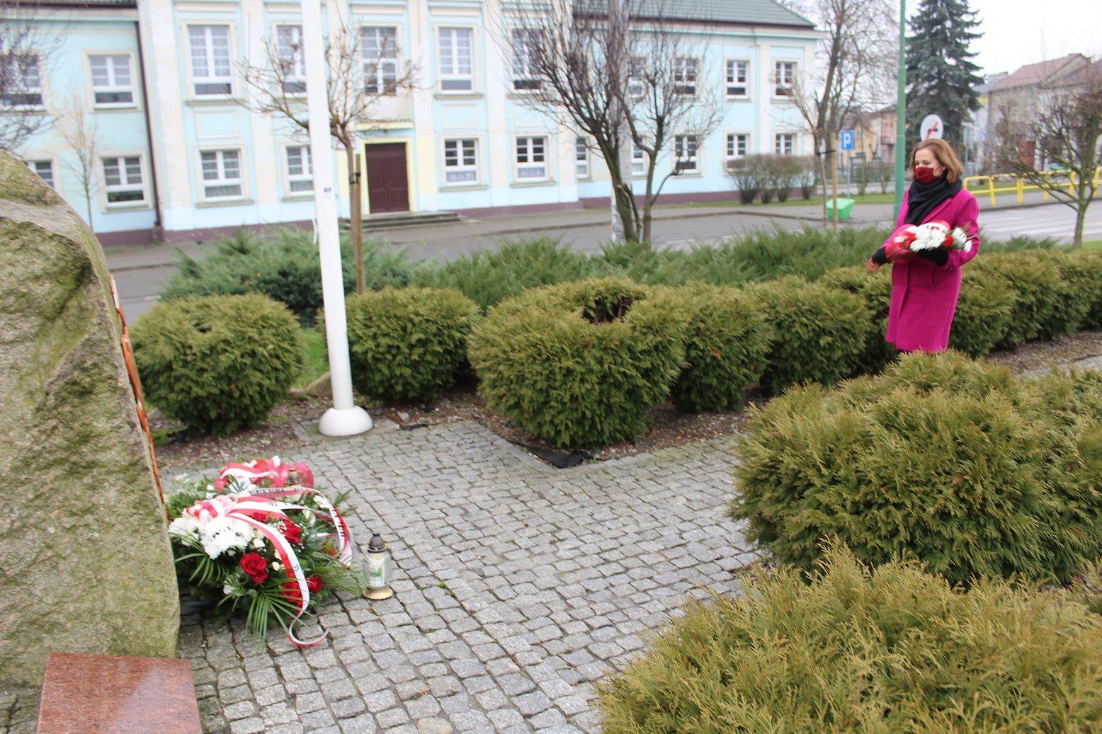 Zastępca Burmistrza Jolanta Zielińska składa kwiaty pod Obeliskiem Solidarności - kliknięcie spowoduje powiększenie