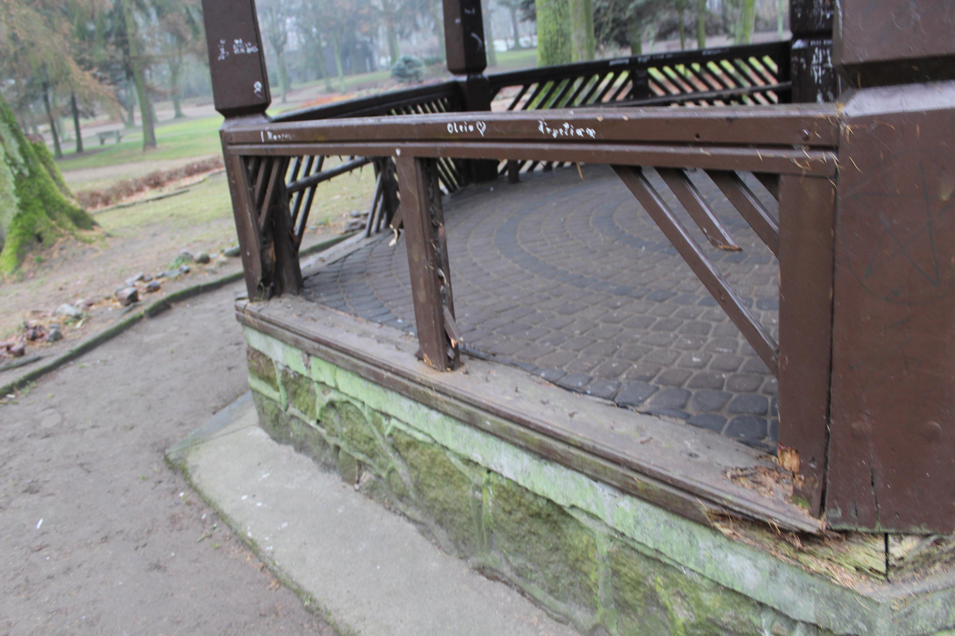 Zdewastowane drewniane elementy altany w parku - kliknięcie spowoduje powiększenie
