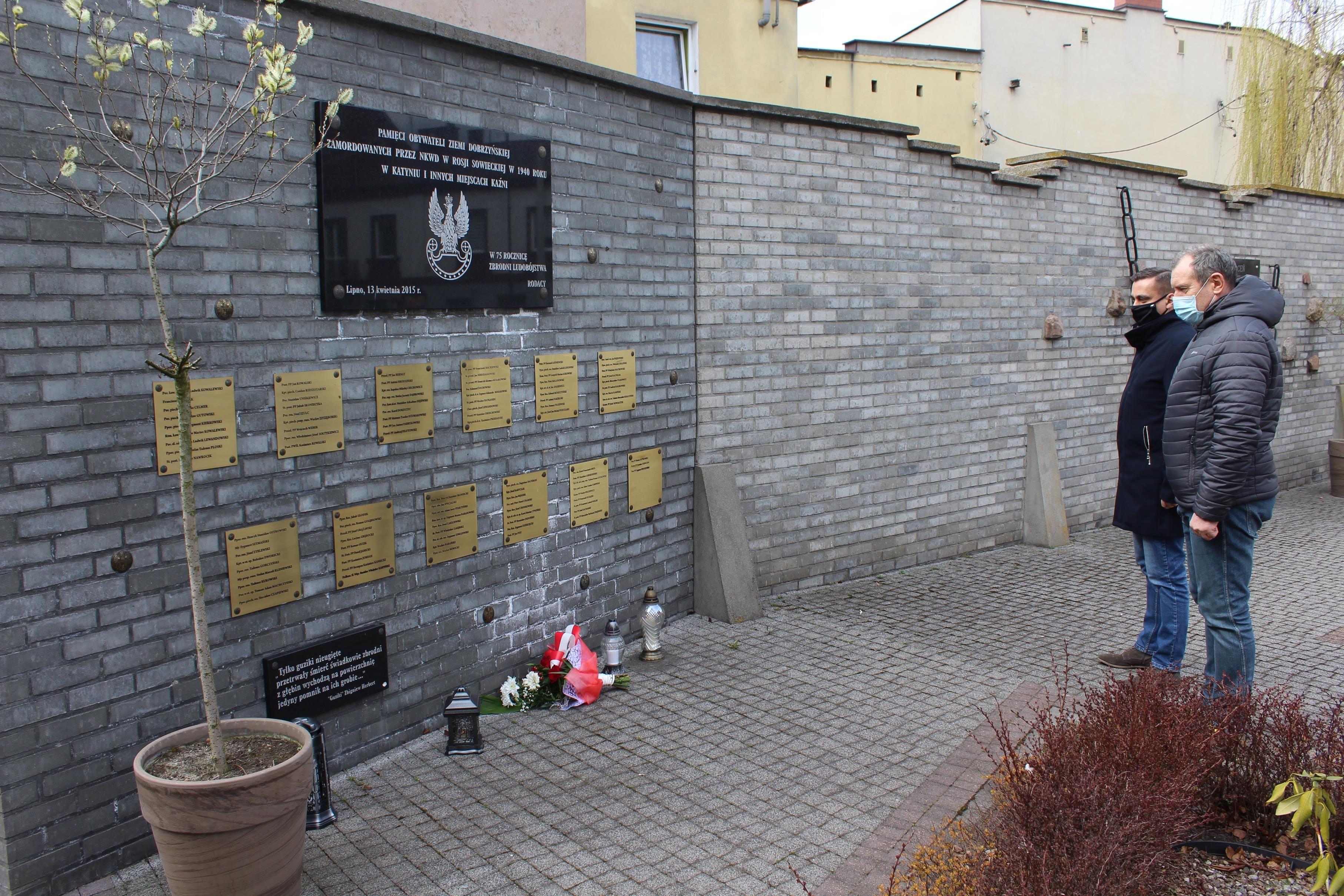 Burmistrz Miasta Lipna Paweł Banasik oraz radny Sebastian Lewandowski składają kwiaty pod tablicą upamiętniającą ofiary zbrodni katyńskiej pochodzące z terenów ziemi dobrzyńskiej - kliknięcie spowoduje powiększenie
