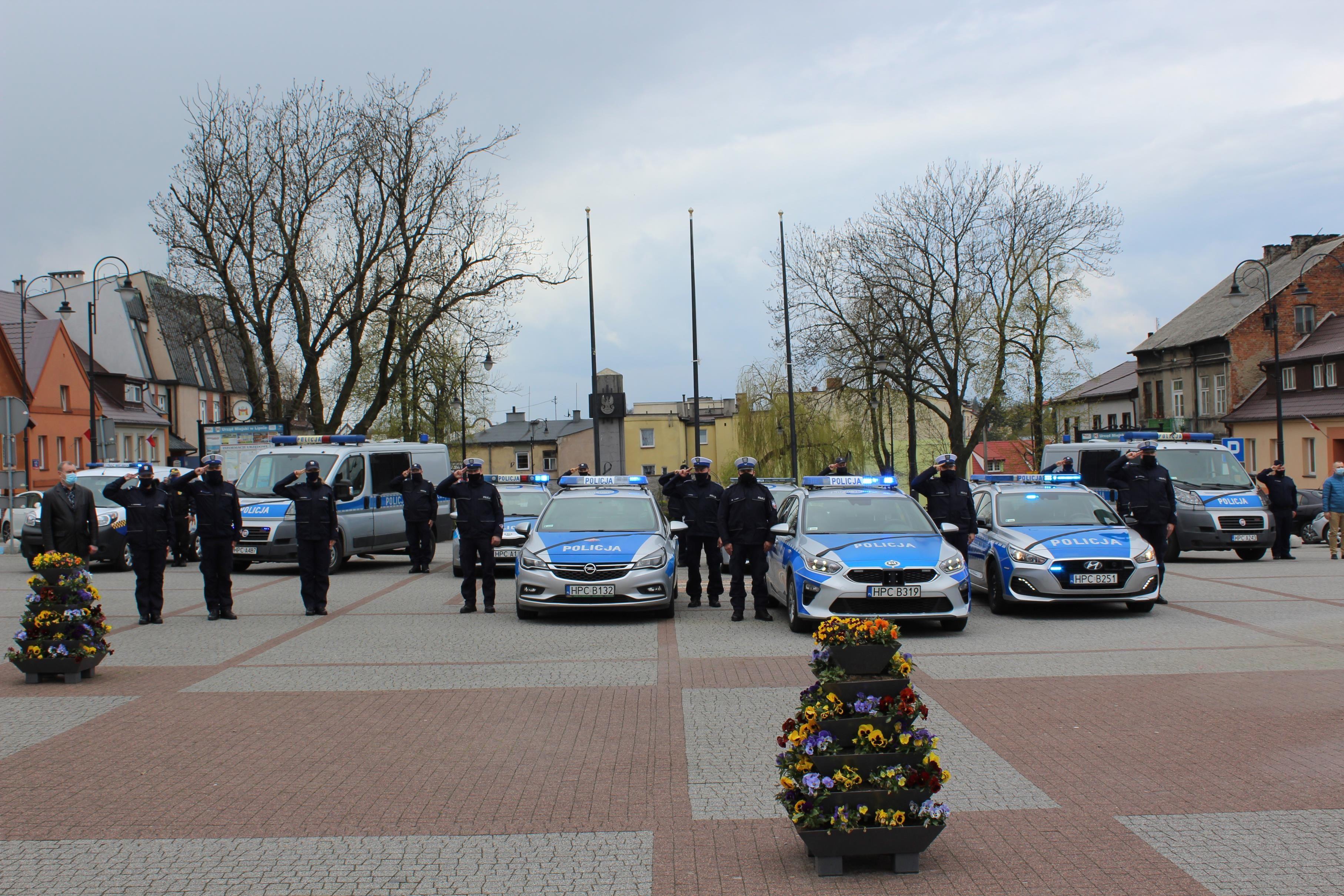 7 maja o godzinie 12.00 na Placu Dekerta w Lipnie zawyły policyjne syreny jako wyraz upamiętnienia aspiranta Michała Kędzierskiego z Raciborza, który zginął na służbie podczas policyjnej interwencji - kliknięcie spowoduje powiększenie obrazka