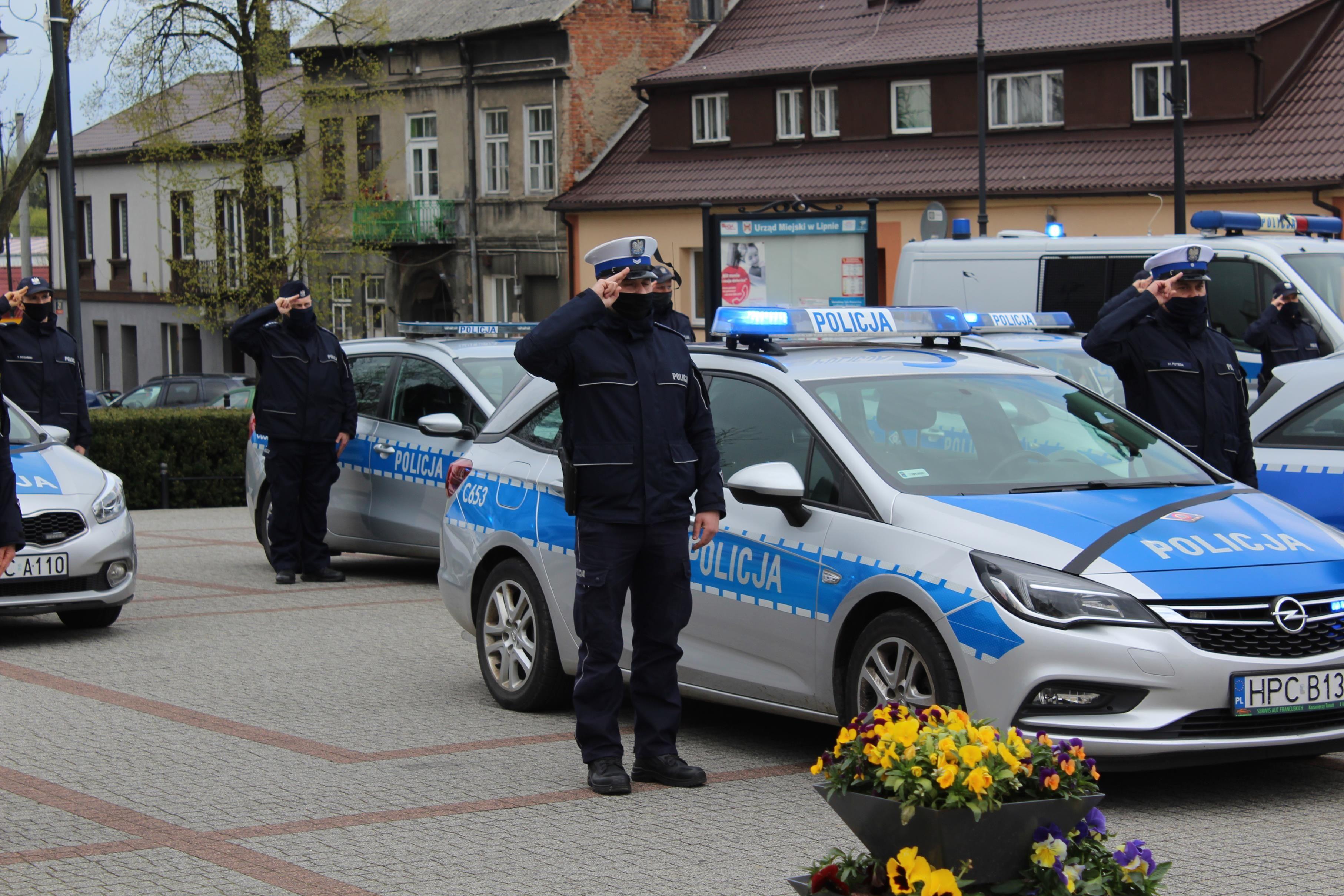 7 maja o godzinie 12.00 na Placu Dekerta w Lipnie zawyły policyjne syreny jako wyraz upamiętnienia aspiranta Michała Kędzierskiego z Raciborza, który zginął na służbie podczas policyjnej interwencji - kliknięcie spowoduje powiększenie obrazka