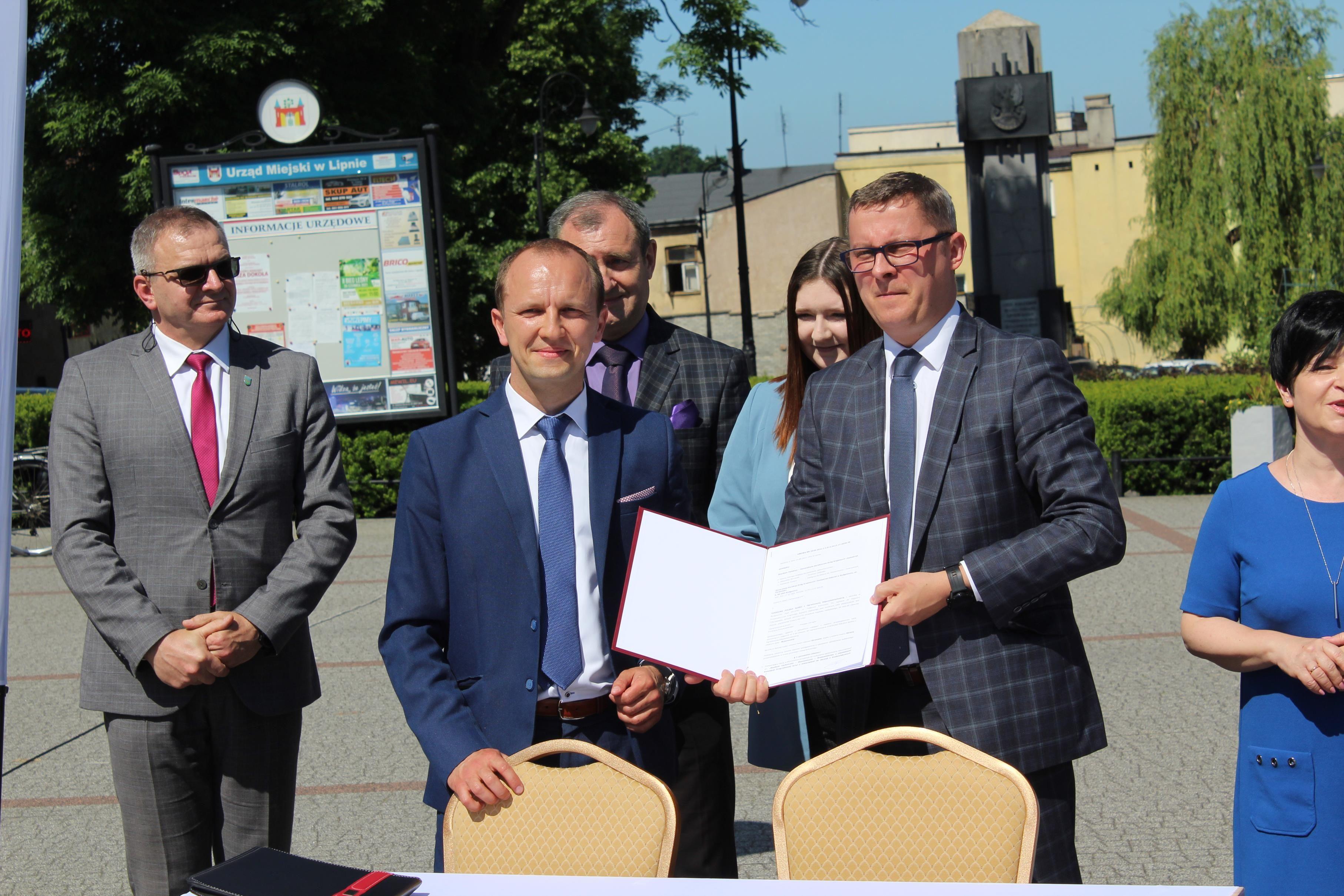 Podpisanie umowy na dokumentację obwodnicy Lipna przed lipnowskim ratuszem - kliknięcie spowoduje powiększenie obrazka