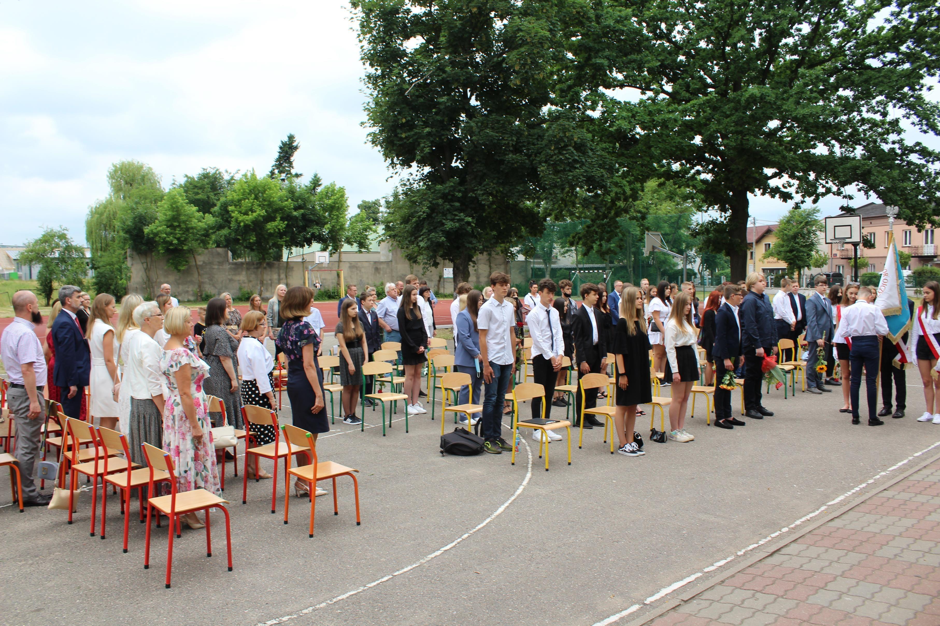 Zdj. nr. 5. Zakończenie roku szkolnego (8 klasy) w SP nr 5 w Lipnie - 25 czerwca 2021 r.