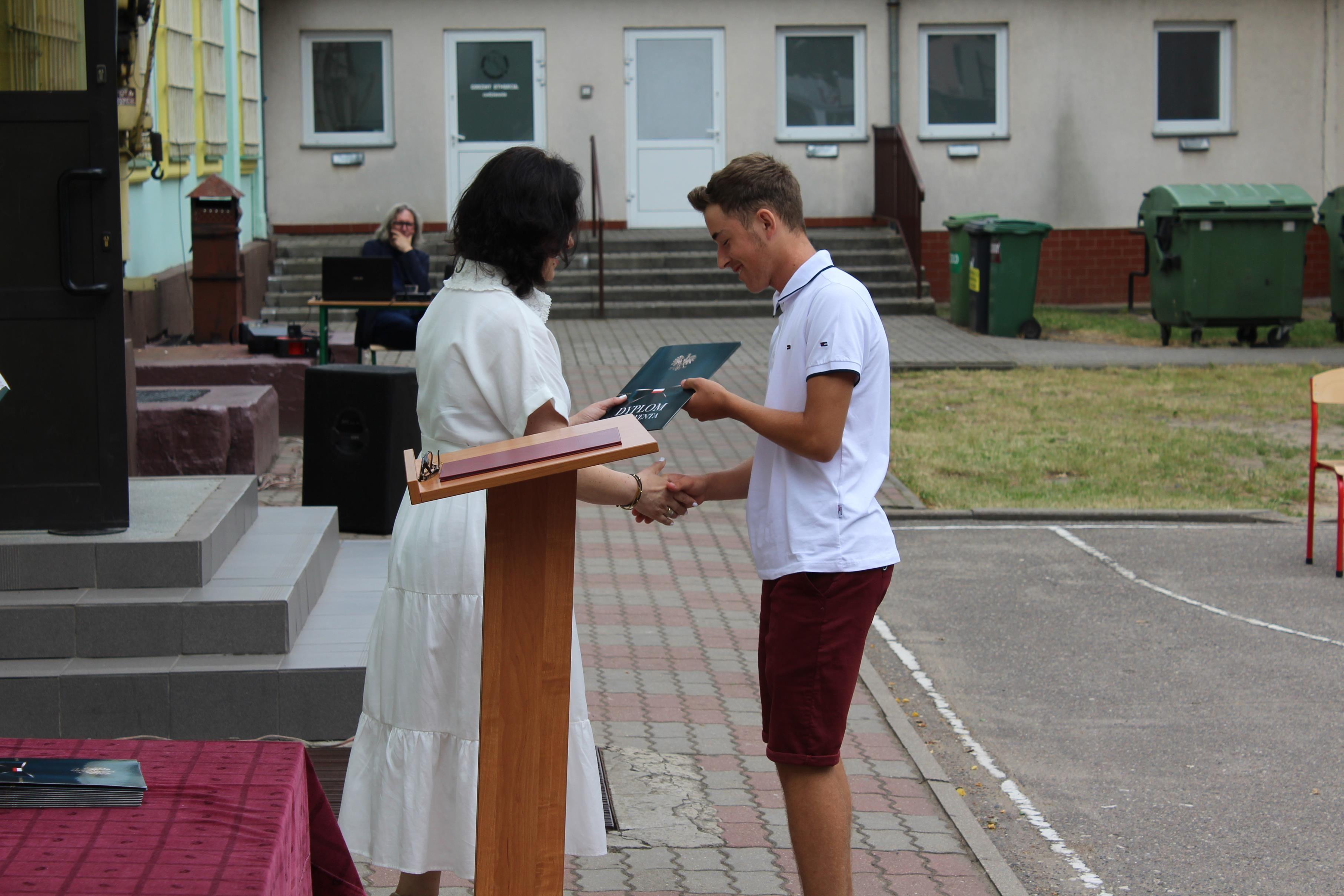 Zdj. nr. 48. Zakończenie roku szkolnego (8 klasy) w SP nr 5 w Lipnie - 25 czerwca 2021 r.