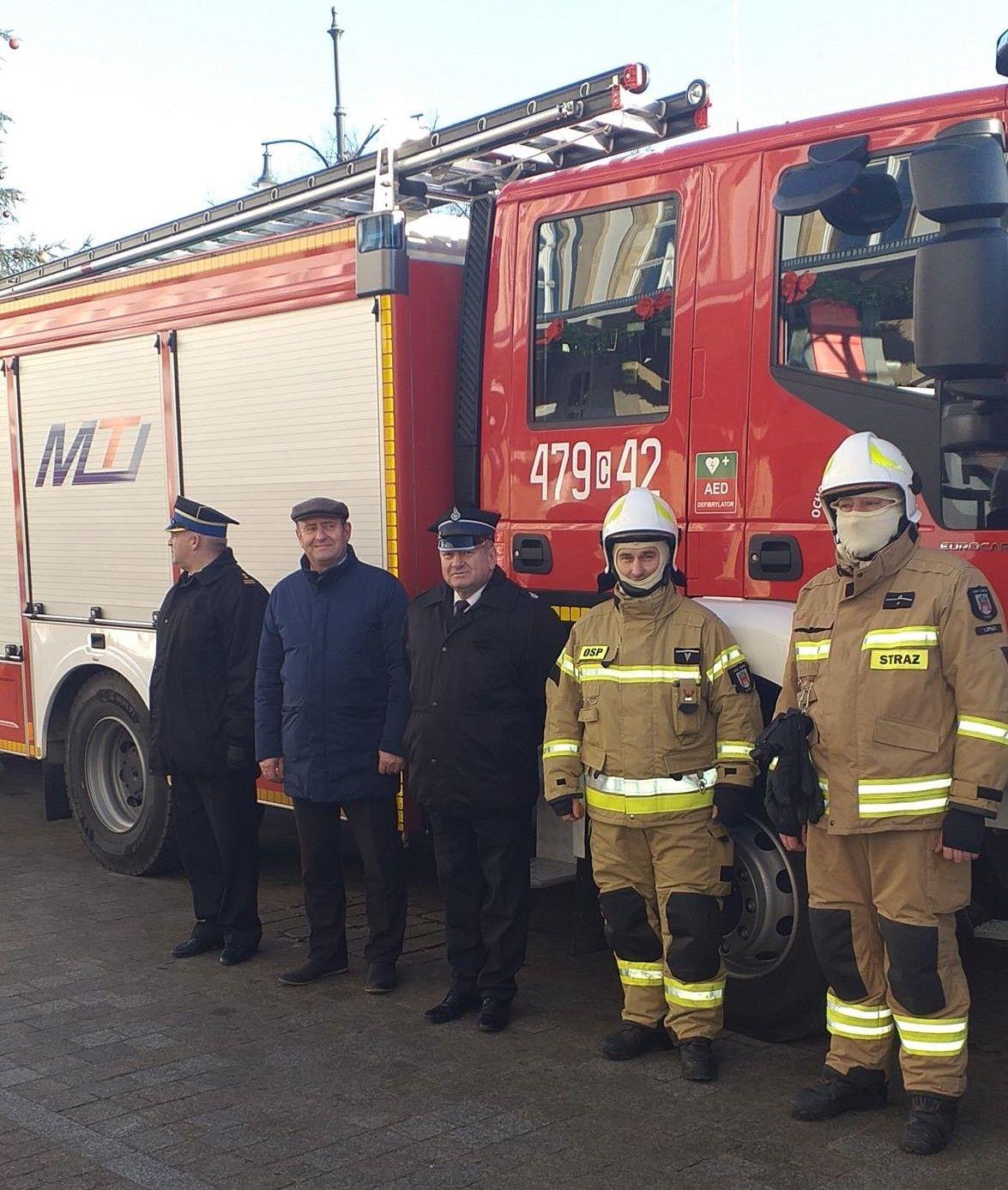 Zdj. nr. 1. Nowe wozy dla strażaków ochotników - 17.12.2021 r., Toruń
