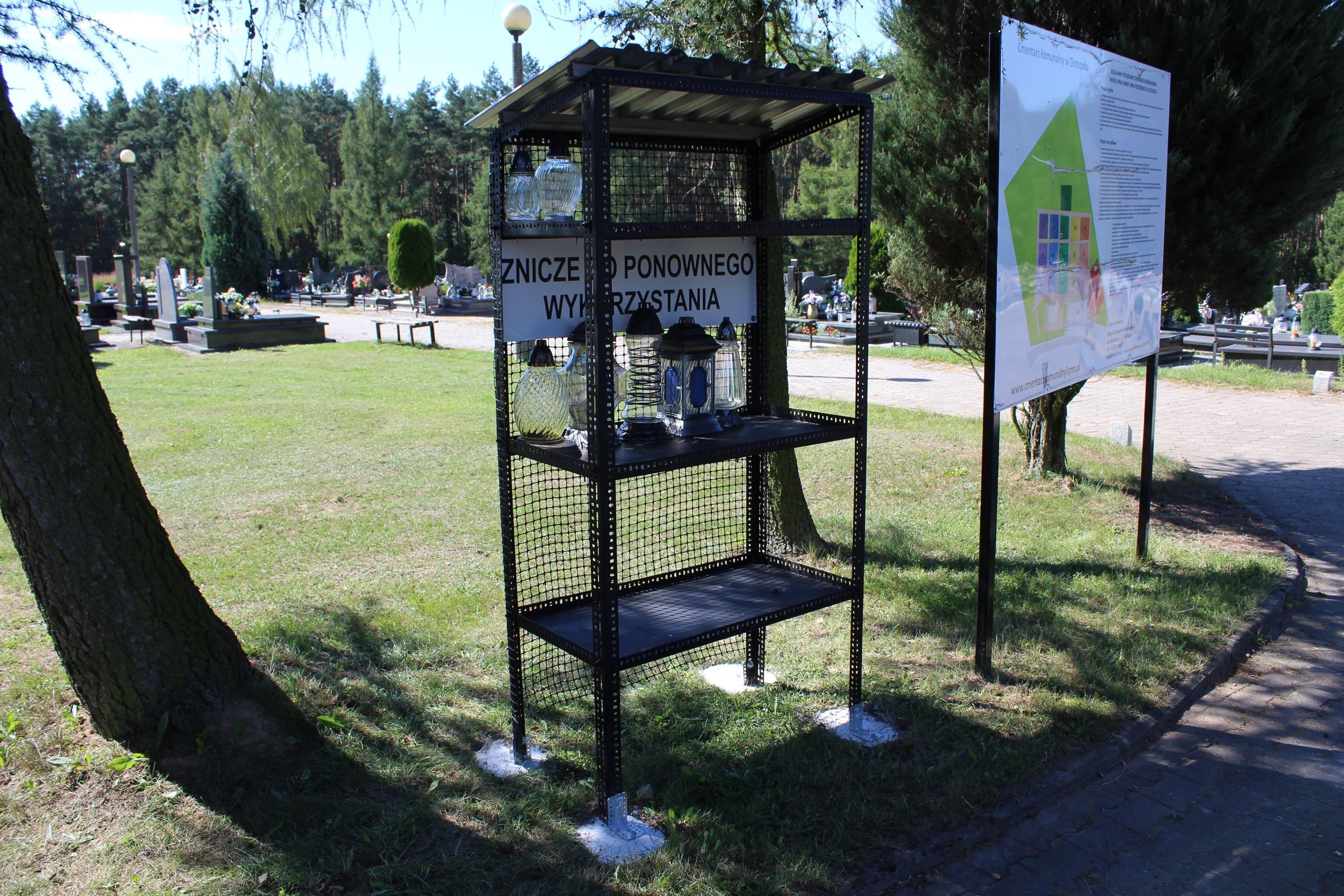 Półki na znicze i fotowoltaika na cmentarzu komunalnym w Lipnie