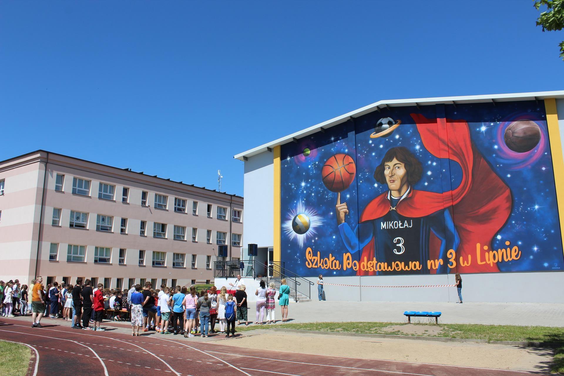 Zdj. nr. 3. Odsłonięcie muralu przy SP nr 3 w Lipnie - 1 czerwca 2023 r.