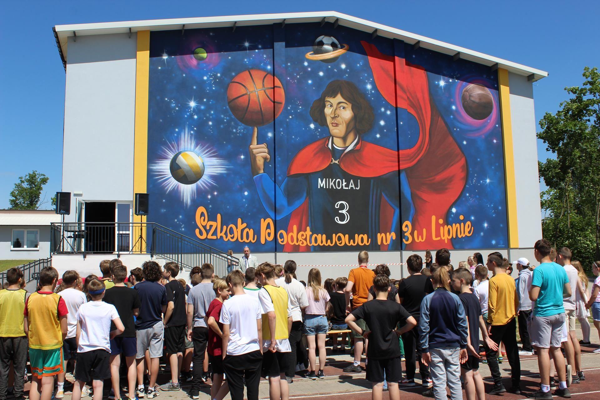 Zdj. nr. 8. Odsłonięcie muralu przy SP nr 3 w Lipnie - 1 czerwca 2023 r.