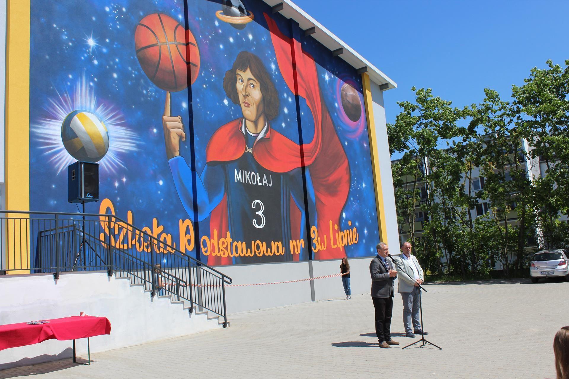 Zdj. nr. 11. Odsłonięcie muralu przy SP nr 3 w Lipnie - 1 czerwca 2023 r.