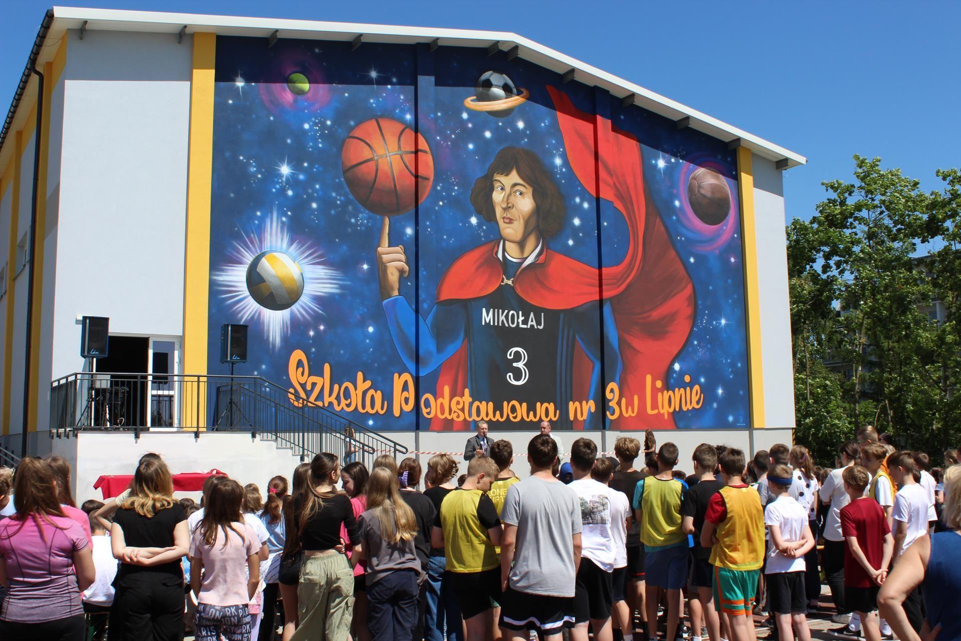 Zdj. nr. 12. Odsłonięcie muralu przy SP nr 3 w Lipnie - 1 czerwca 2023 r.