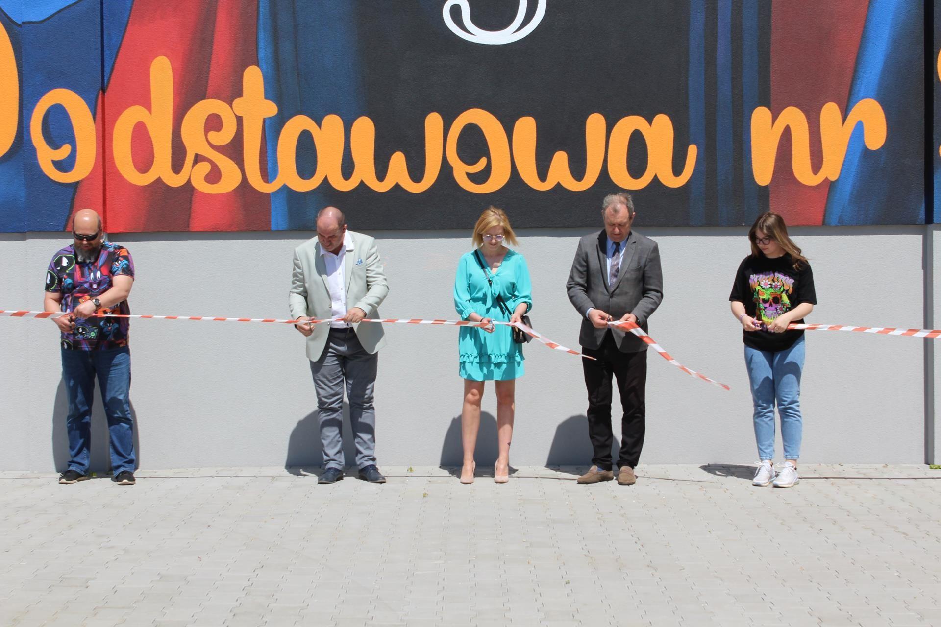Zdj. nr. 19. Odsłonięcie muralu przy SP nr 3 w Lipnie - 1 czerwca 2023 r.