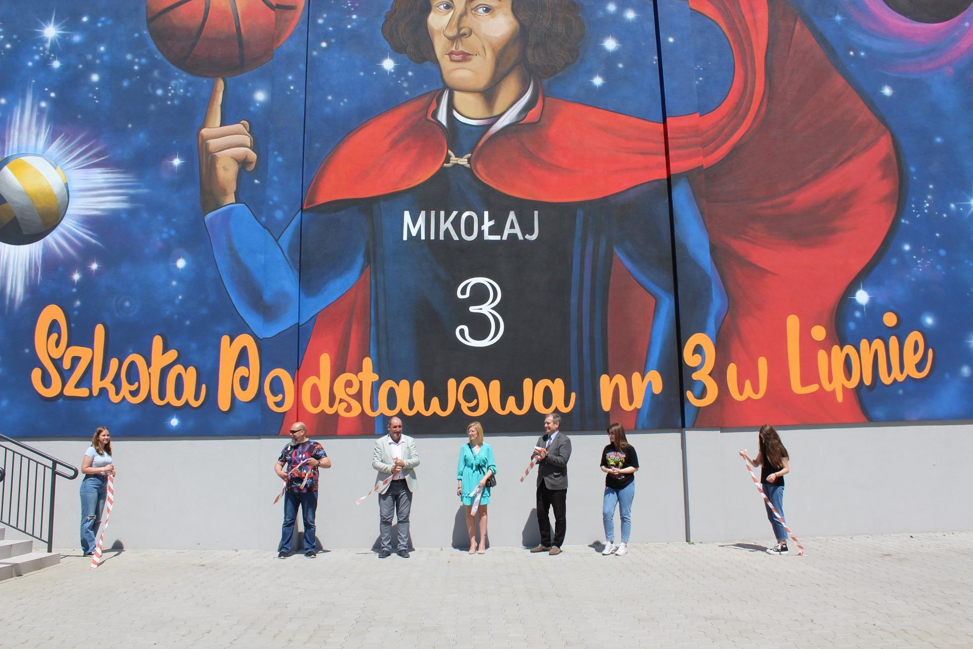 Zdj. nr. 23. Odsłonięcie muralu przy SP nr 3 w Lipnie - 1 czerwca 2023 r.